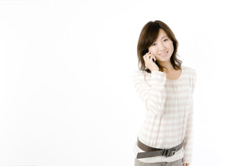 スマートフォンで話す女性