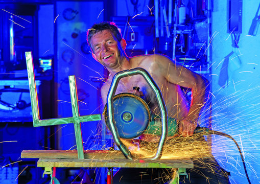 Mann 40 Jahre am flexen mit Funken