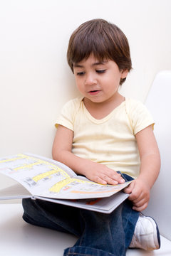bambino che legge un libro
