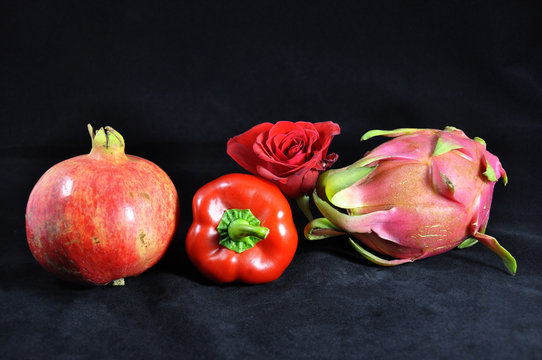 Die Farbe Rot - Fr&uuml;chte mit Rose