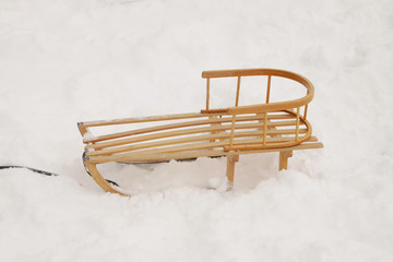 Wooden sledge in the snow - obrazy, fototapety, plakaty