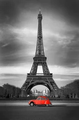 Selbstklebende Fototapete Rot, Schwarz, Weiß Eiffelturm und rotes Auto - Paris