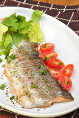 gegrilltes Regenbogenforellen Filet mit Partytomaten