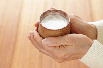 手に持った甘酒