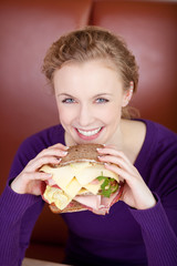 blonde frau mit riesigem brot