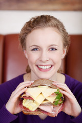 lachende frau mit mega käsebrot