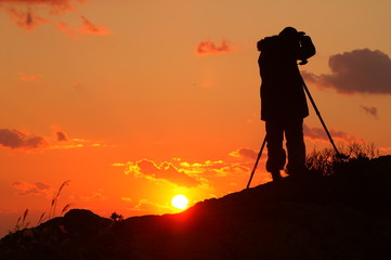 朝日を撮るカメラマン