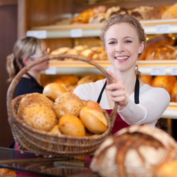 sympathische verk&auml;uferin mit br&ouml;tchen im korb