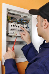 Handwerker vor Sicherungskasten