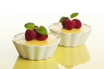 Vanille Pudding mit Himbeeren
