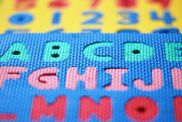 Puzzle mit farbigen Buchstaben und Zahlen ABC