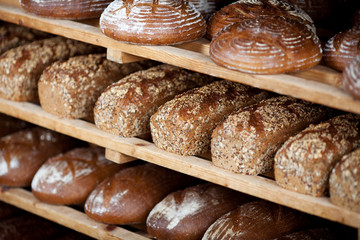 verschiedene brote im brotregal