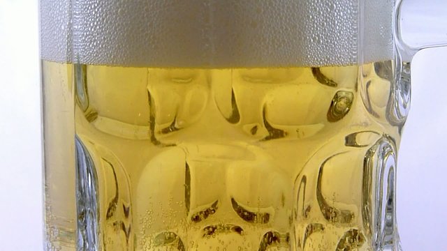 Eine Ma&szlig; Bier einschenken - Oktoberfest M&uuml;nchen