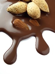 Chocolate líquido con almendras