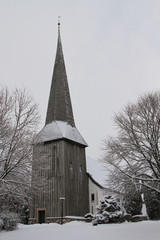 Fototapeta na wymiar Dorfkirche im Winter