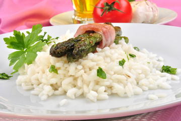 grüner Spargel mit gegrilltem Speck auf Risotto Reis