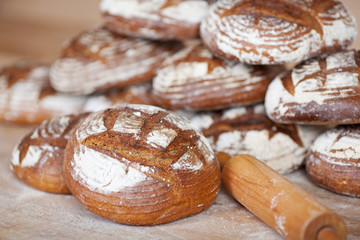 runde brote mit leckerer kruste