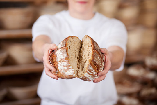 b&auml;cker bricht brot