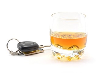 Llave de coche junto a vaso de whisky
