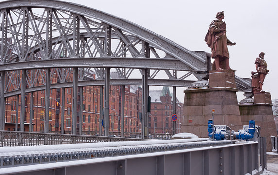 Hamburg, Speicherstadt mit Kolumbus Statue