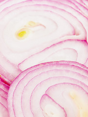 sliced red onions