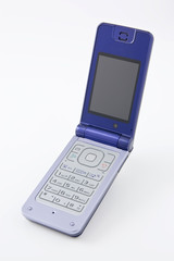 白い背景に青色の携帯電話のアップ