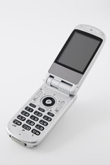 白い背景に銀色の携帯電話のアップ