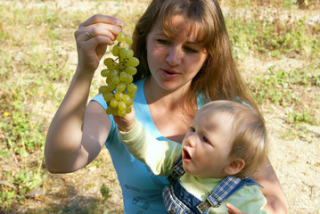 Obraz premium The child with mother on the nature