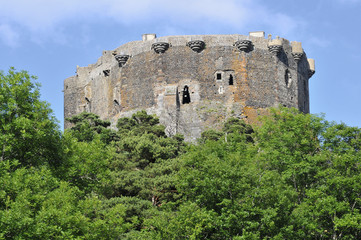 Fototapeta na wymiar Murol zamek we Francji, w Puy de Dome