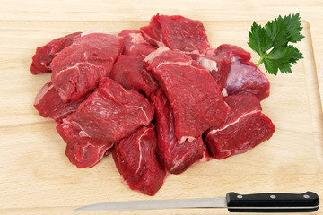 viande de boeuf cru découpée
