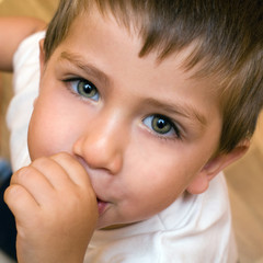 bambino con dito in bocca