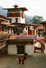 Innenhof Trongsa-Dzong mit Mönchen, Trongsa, Bhutan