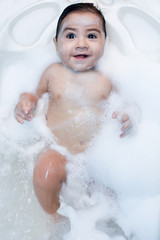 neonato che fa il bagnetto