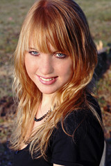 Fototapeta premium Eine junge hübsche lächelnde Frau mit blonden langen Haaren