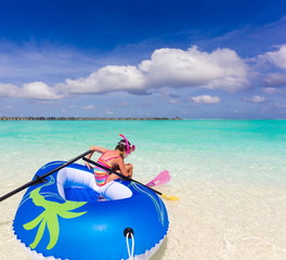 Obraz premium Girl in ocean
