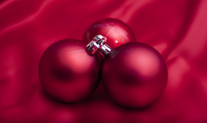 Bolas rojas de árbol de navidad