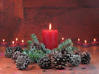 Weihnachtliche Dekoration mit Kerzen