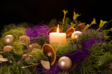 stroik świąteczny ze świecą