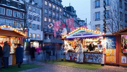 Fototapeta na wymiar Jarmark Bożonarodzeniowy w Strasburgu - Christkindelsmarik