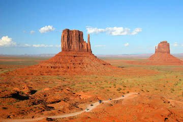Fototapeta na wymiar Monument Valley Lewy i prawy Rękawice - Arizona
