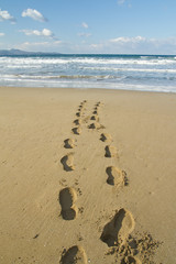 plage et traces de pas