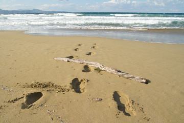 plage de sable et traces de pas