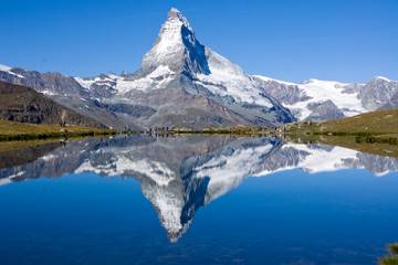 Tourists in front of the Matterhorn - obrazy, fototapety, plakaty