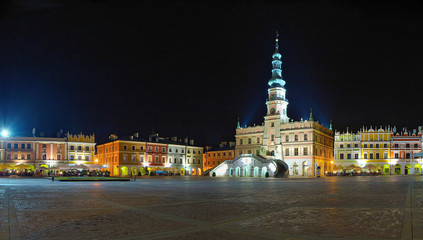 Night panorama old city of Zamosc, Poland. - obrazy, fototapety, plakaty