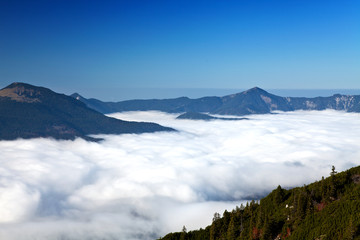 Berge mit Nebel