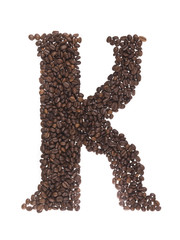 lettera dell'alfabeto fatta con i chicchi di caffe