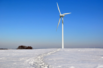 Windrad in Winterlandschaft