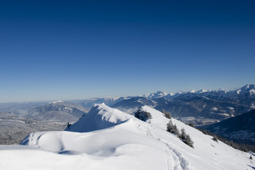 Randonnée sur ligne de crête avec vue sur les Aravis et le Jura