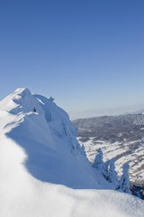 Fototapeta na wymiar Ridge śnieg wyrze¼bione przez wiatr