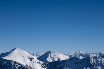 Massif des Bauges dans les Alpes l'hiver